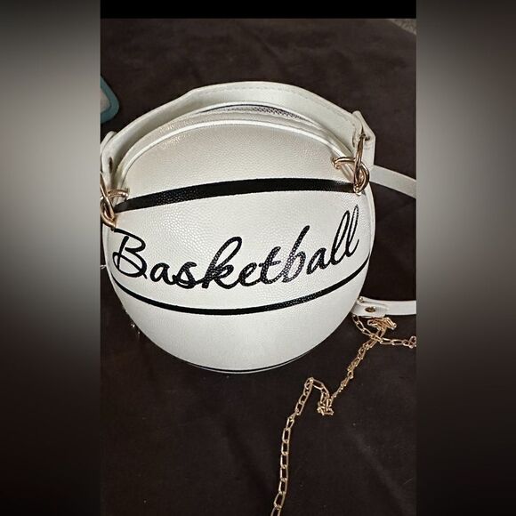 🔥🔥 Adorable mini basketball, purse measurements, in pictures. Fits alot. - Picture 8 of 8